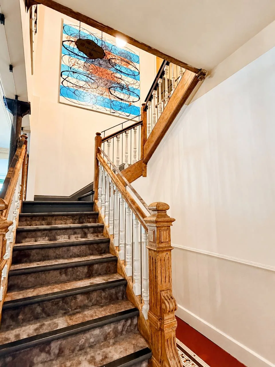 Escalier de l’Hôtel Flore avec une œuvre de Dominique Gauthier